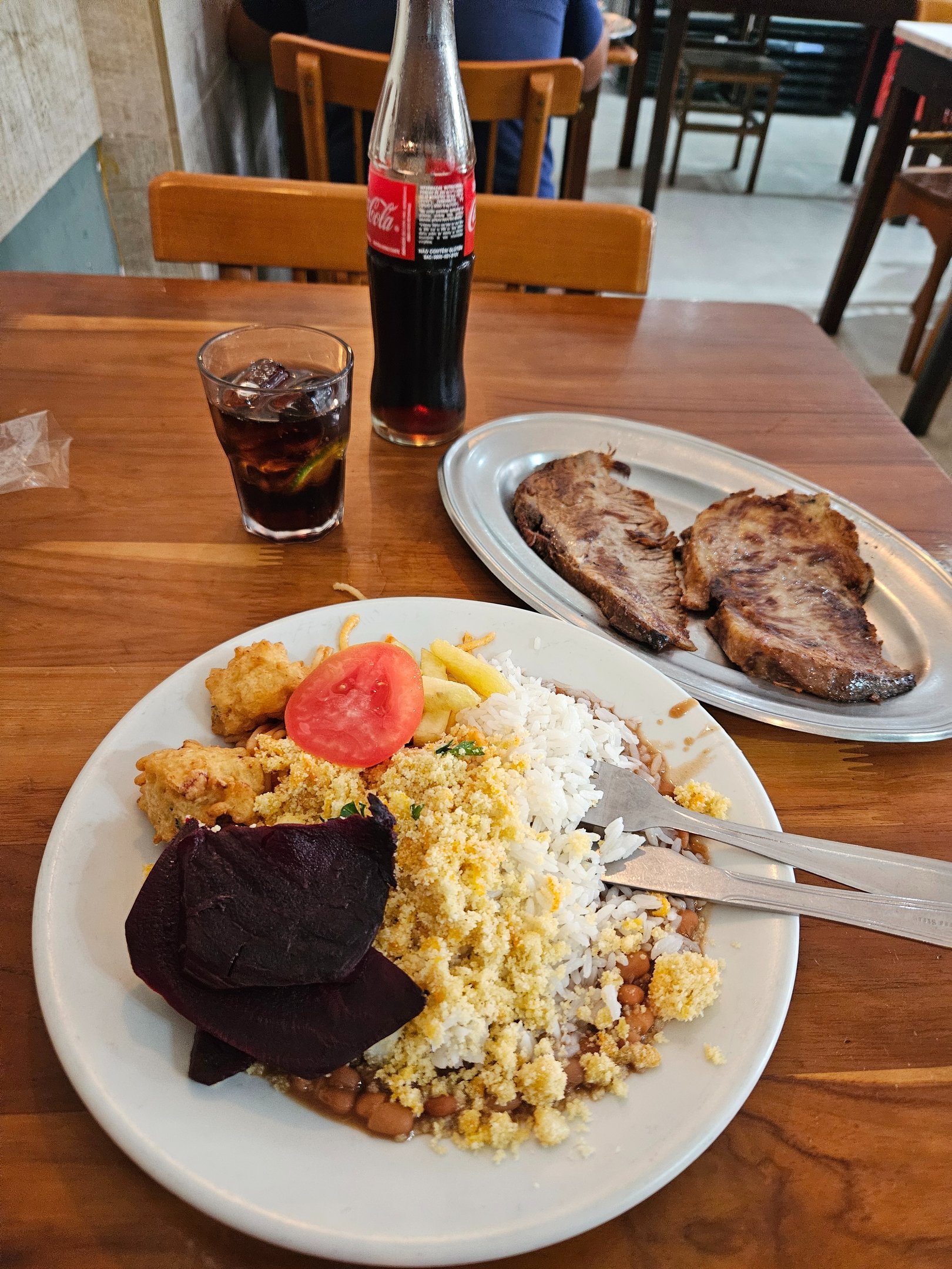 Buffet Variado com Saladas e Pratos Quentes