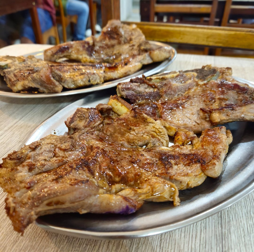 Carnes e Chuletas na Chapa no Restaurante Girafa