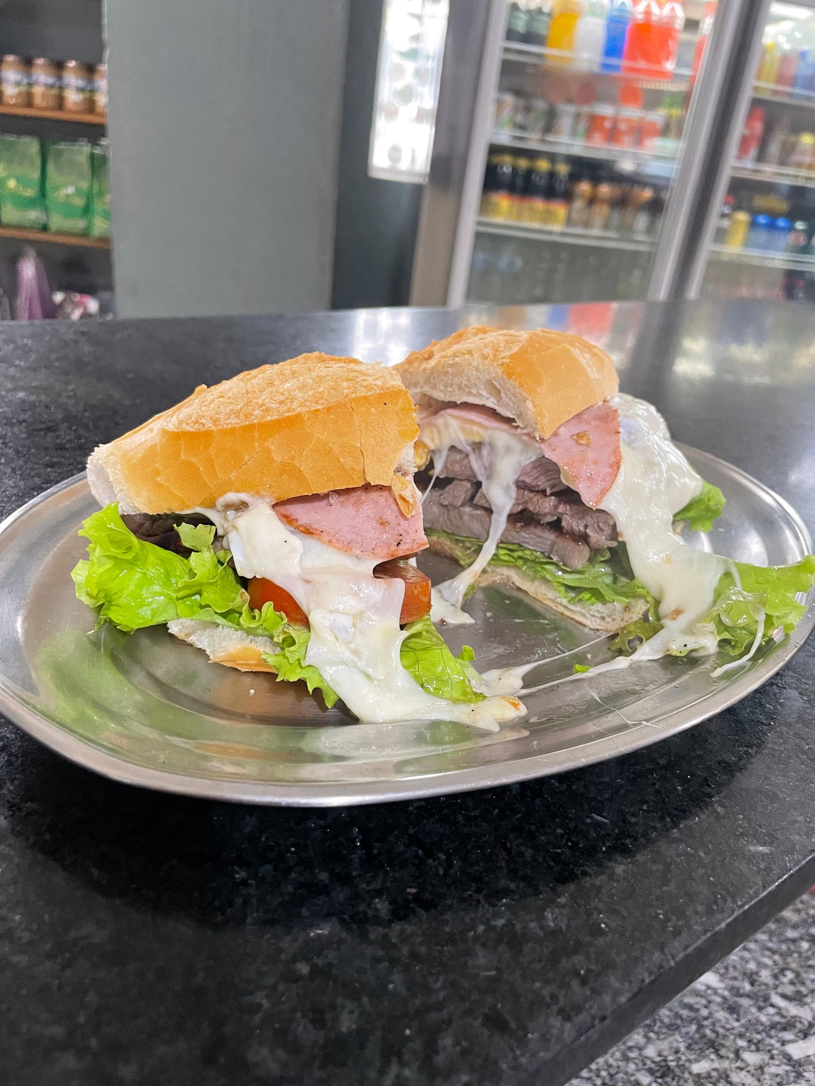 Lanchonete com Sanduíches e Salgados